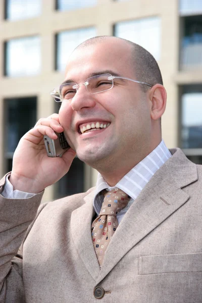Бизнесмен с мобильного телефона — стоковое фото