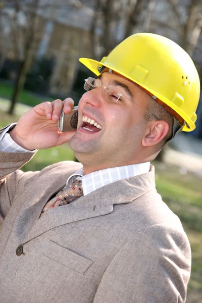 Homem de negócios com telefone móvel — Fotografia de Stock