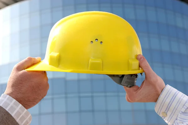 Um capacete de engenheiro de proteção — Fotografia de Stock