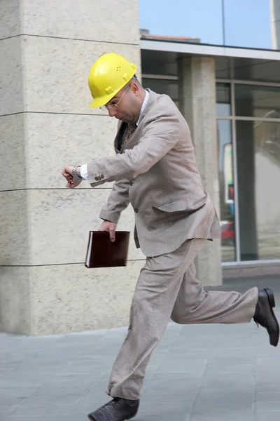 Um homem de negócios pânico correndo — Fotografia de Stock