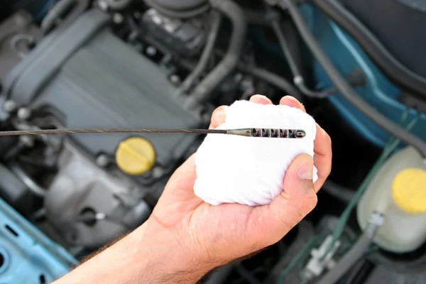 Έλεγχος κινητήρα πετρελαίου δείκτη στάθμης λαδιού σε αυτοκίνητο — Φωτογραφία Αρχείου