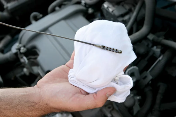 Sprawdzanie silnika bagnet oleju w samochodzie — Zdjęcie stockowe