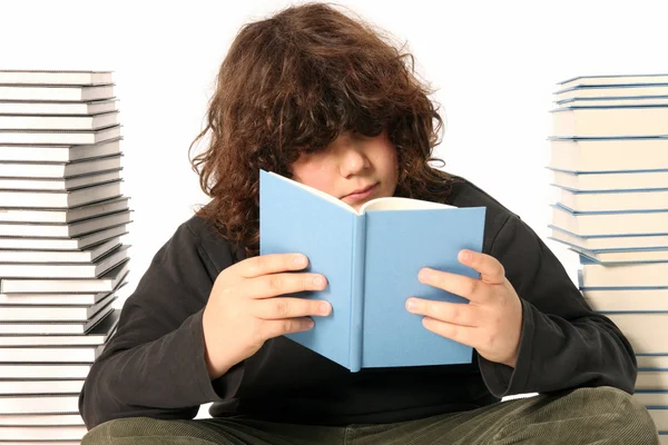 少年は本を読む — ストック写真