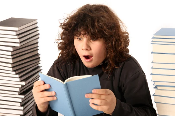 Jongen verrast en vele boeken — Stockfoto