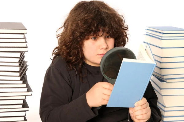 Garçon lisant un livre avec lentille — Photo