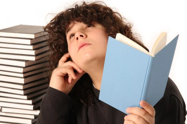 Jongen denken en lezen van een boek — Stockfoto