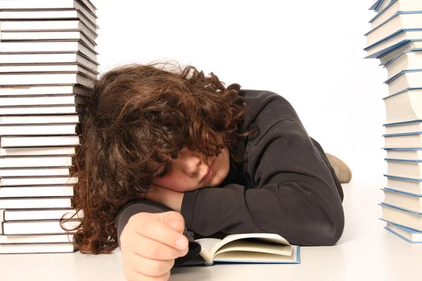 Junge schläft und viele Bücher — Stockfoto
