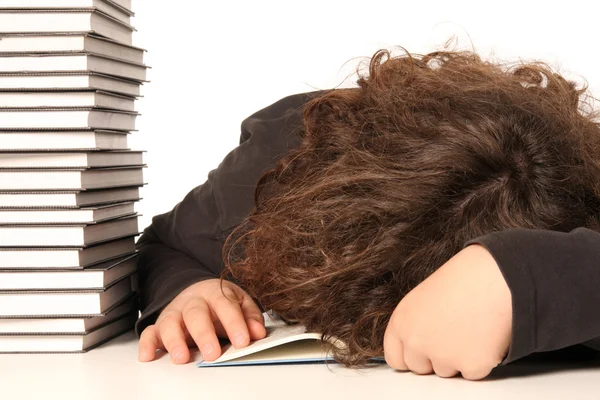 Menino dormindo e e muitos livros — Fotografia de Stock