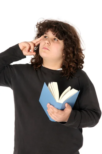 Junge denkt und liest ein Buch — Stockfoto