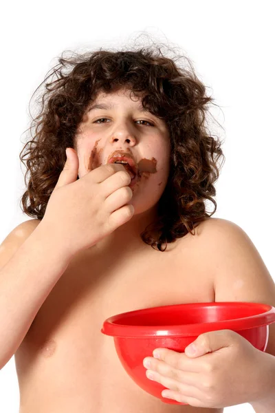 Dingy chico disfrutando de comer chocolate —  Fotos de Stock