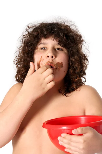 Piszkos fiú élvezi eszik csokoládé — Stock Fotó