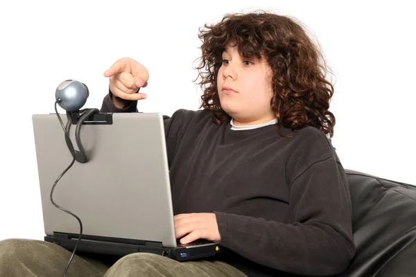 Niño usando ordenador portátil — Foto de Stock