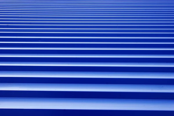 Синяя металлическая крыша — стоковое фото