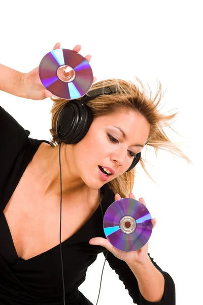Schöne junge Frau hört Musik — Stockfoto