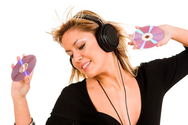 Vacker ung kvinna lyssnar musik — Stockfoto