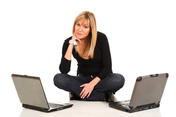 Kvinna med bärbara datorer — Stockfoto