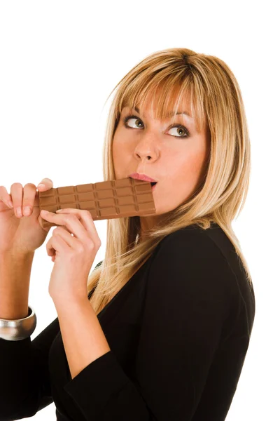 Chica joven comiendo chocolate — Foto de Stock