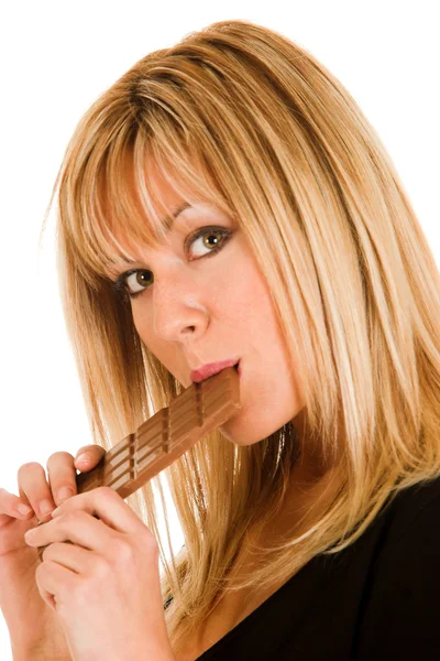 Giovane ragazza mangiare cioccolato — Foto Stock