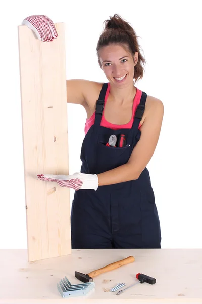 Mujer carpintero sosteniendo tablón de madera —  Fotos de Stock