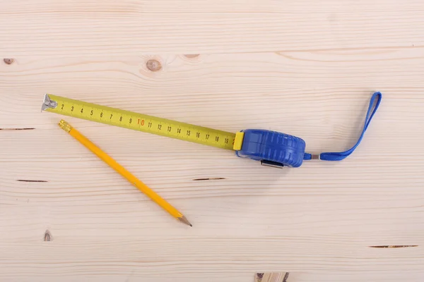 Wooden plank and measuring tape — Stock Photo, Image