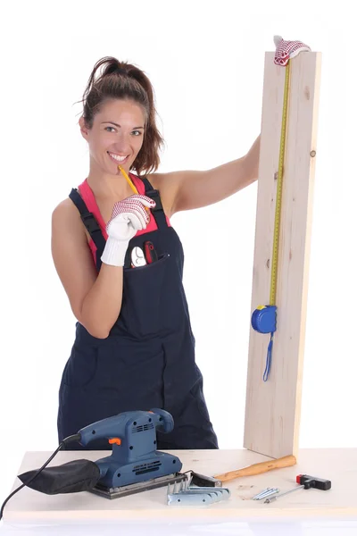 Mulher carpinteiro com prancha de madeira — Fotografia de Stock