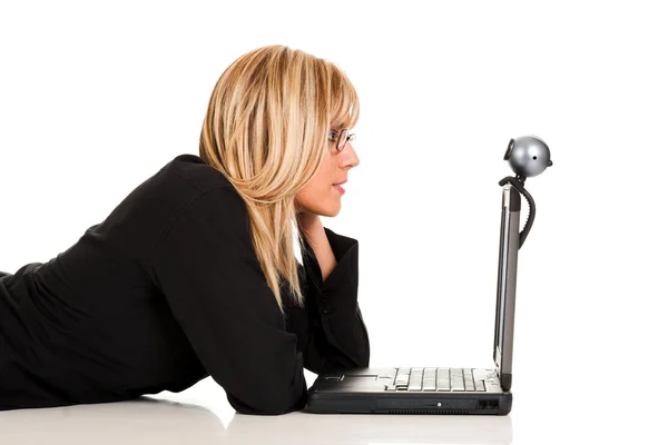 Femme d'affaires utilisant un ordinateur portable et webcam — Photo
