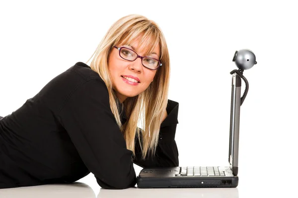 Affärskvinna med bärbar dator och webbkamera — Stockfoto
