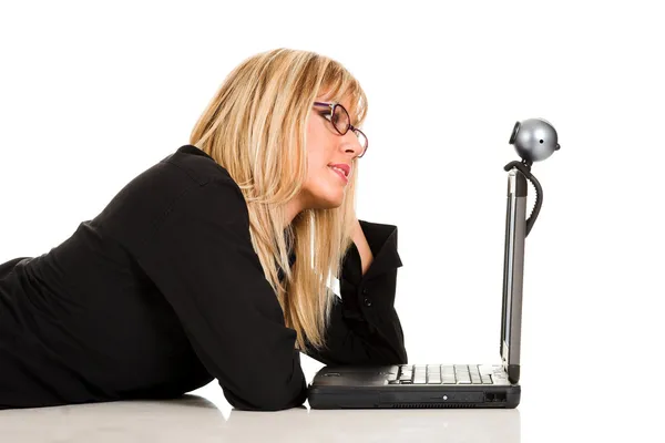 Affärskvinna med bärbar dator och webbkamera — Stockfoto