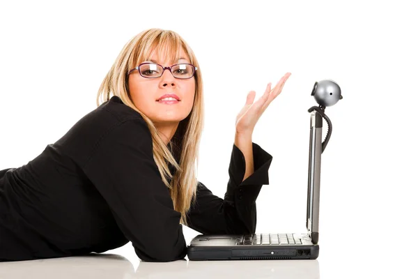 Donna d'affari che utilizza laptop e webcam — Foto Stock