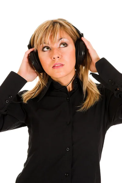 Vacker ung kvinna lyssnar musik — Stockfoto