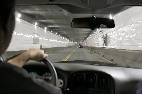 Autofahren im Tunnel — Stockfoto