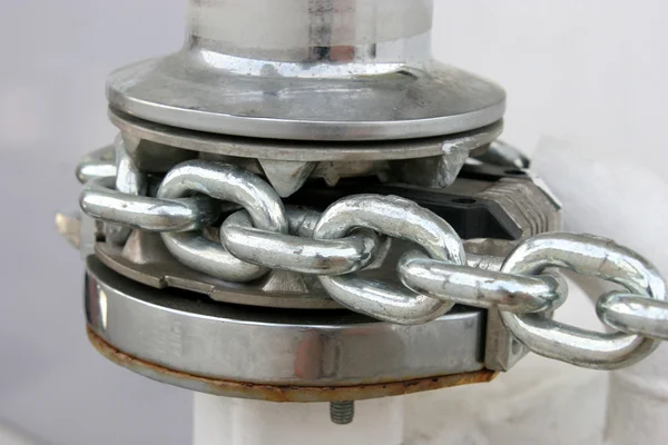 Windlass and chain — Stock Photo, Image