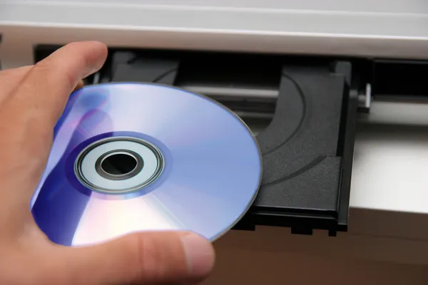 Włóż dysk cd odtwarzaczu cd — Zdjęcie stockowe