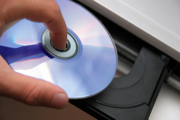 Sätt in cd på CD-spelare — Stockfoto