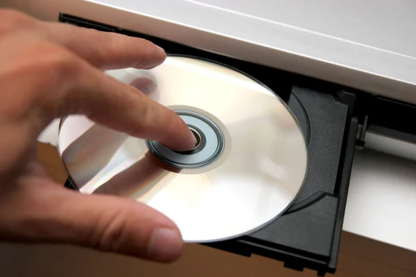 Вставка компакт-диска на CD-плеер — стоковое фото