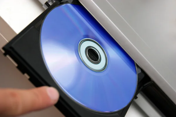 Włóż dysk cd odtwarzaczu cd — Zdjęcie stockowe