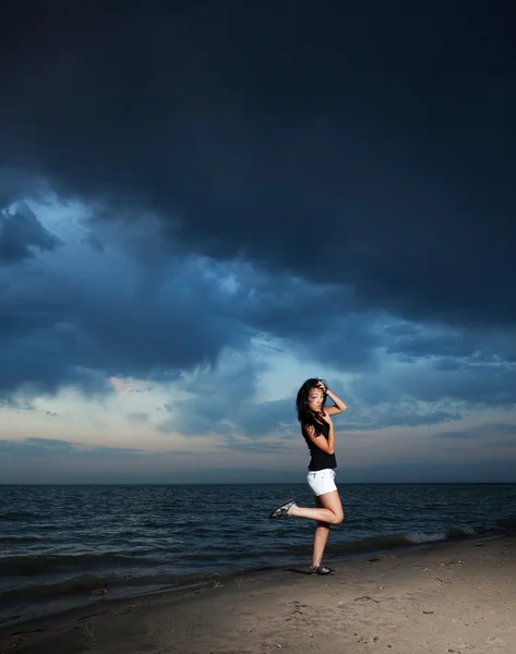 Мила азіатська дівчина залишатися на пляжі — стокове фото