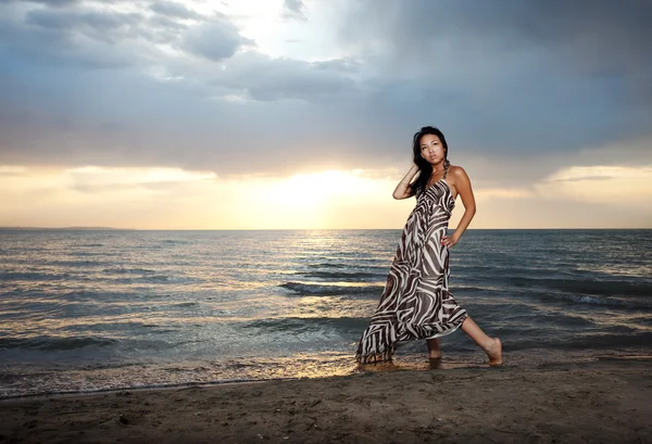 Asiatisk skönhet på stranden — Stockfoto