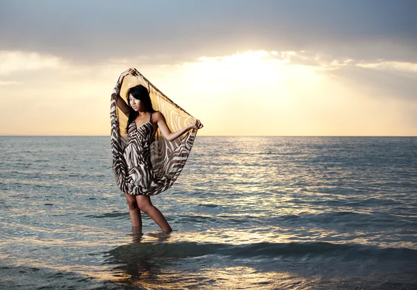 Ázsiai szépség a strandon — Stock Fotó