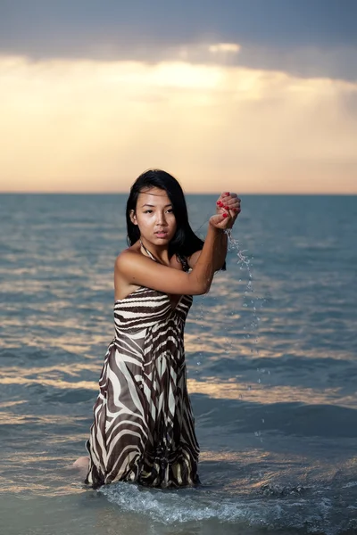 亚洲美女在沙滩上 — 图库照片