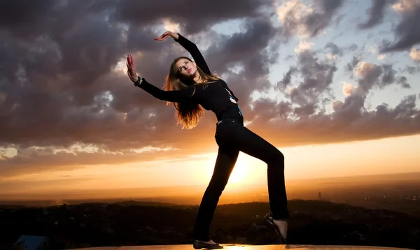 Krásy dívka a sunset tance — Stock fotografie