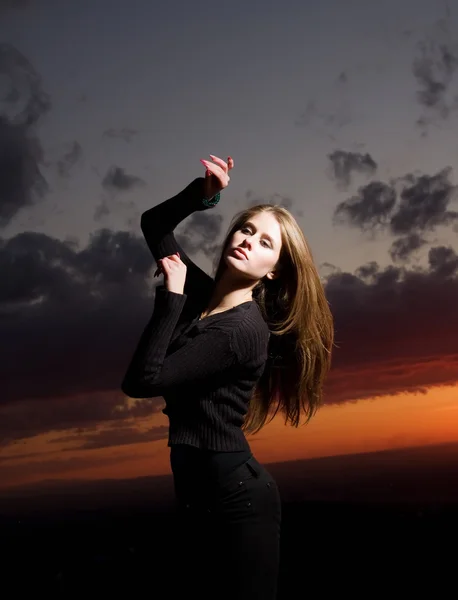 Schoonheid meisje en zonsondergang dansen — Stockfoto