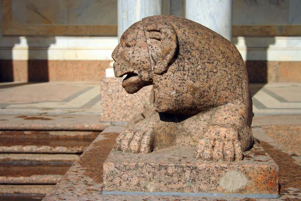 Peterhof, leão de granito — Fotografia de Stock