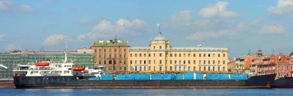 San Petersburgo, amarradero de madera —  Fotos de Stock