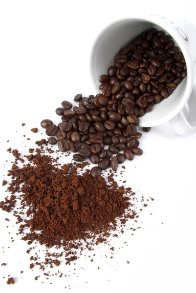 Кофе-бобы с чашкой кофе — стоковое фото