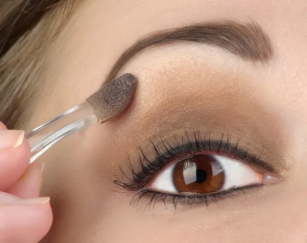 Mulheres olho com maquiagem marrom — Fotografia de Stock