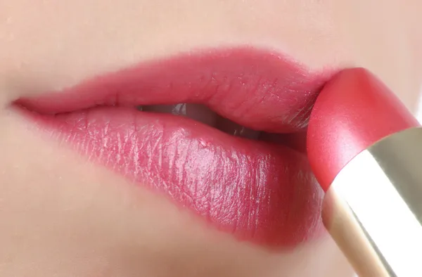 Kobiece usta szminką — Zdjęcie stockowe