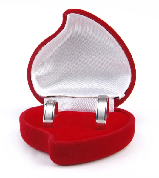 Obrączki w pudełko w kształcie serca — Zdjęcie stockowe