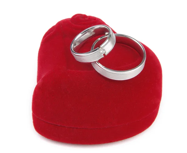 Обручальные кольца на красной коробке — стоковое фото
