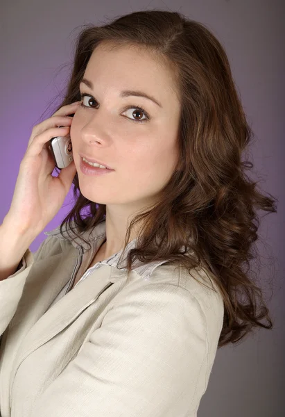 Joven mujer de negocios ocupada comunicándose — Foto de Stock